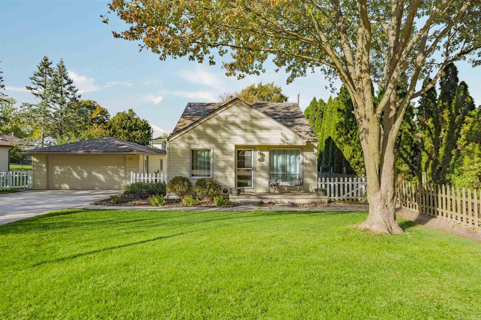 Property Photo:  3670 Woodcrest Road  MI 48309 