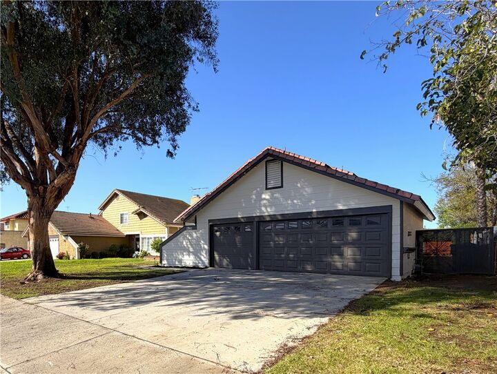 Property Photo:  13867 Calada Drive  CA 92553 