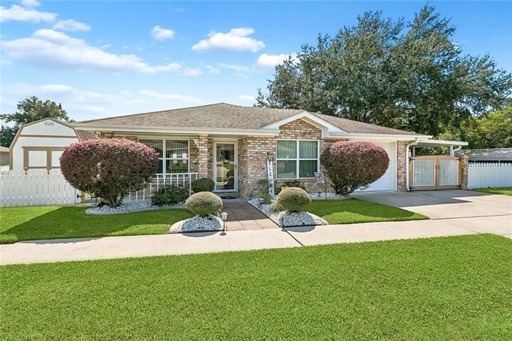 Property Photo: 2 Woodchase Court LA 70092