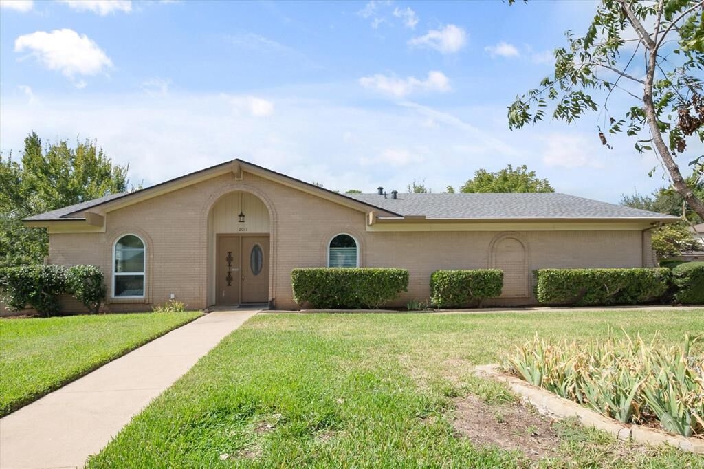 Property Photo: 2017 Hurstview Drive TX 76054