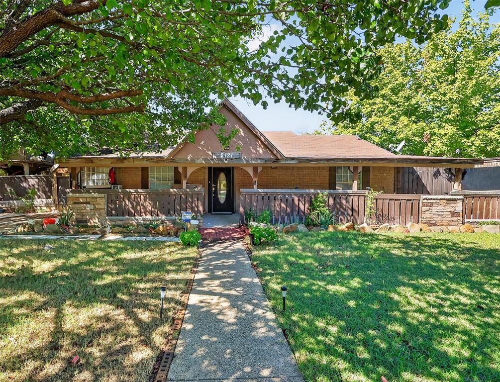 Property Photo: 2121 High Summit Drive TX 75041