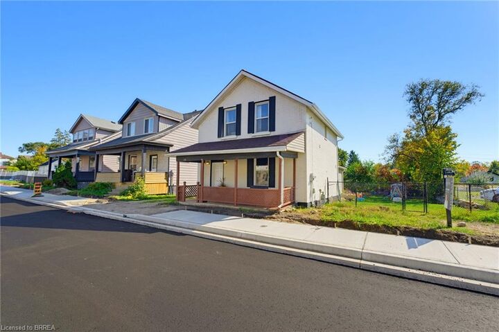 Property Photo:  252 Dundas Street  ON N4S 1B1 