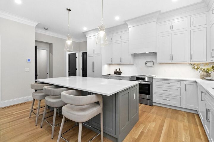 Property Photo:  10 Central Ave 10  MA 02460 