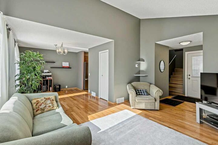 Property Photo:  76 Cedardale Crescent SW 28  AB T2W 3Z5 