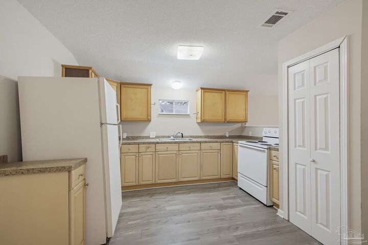 Property Photo: 6613 Hinote St FL 32570