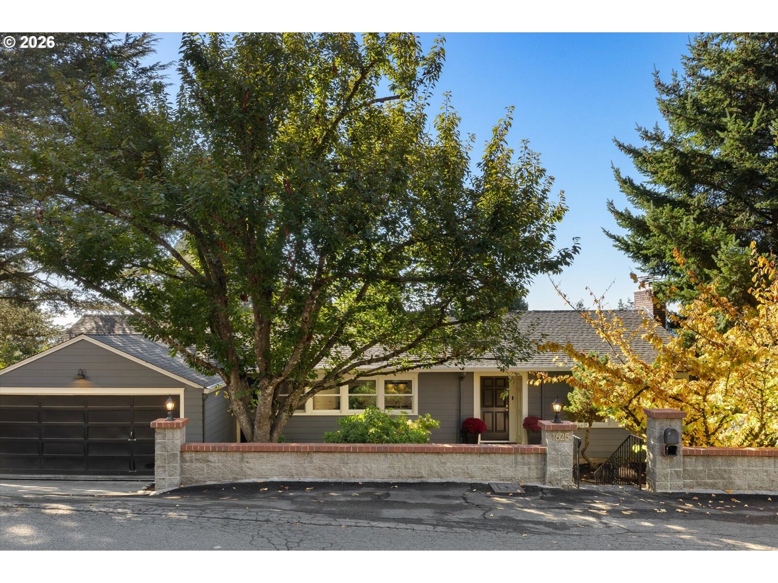 Property Photo: 1625 SW Westwood Dr OR 97239