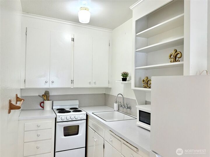 Property Photo: 4725 15th Avenue NE 27 WA 98105