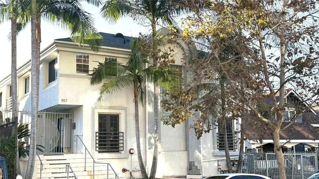 Property Photo:  957 S Gramercy 203  CA 90019 