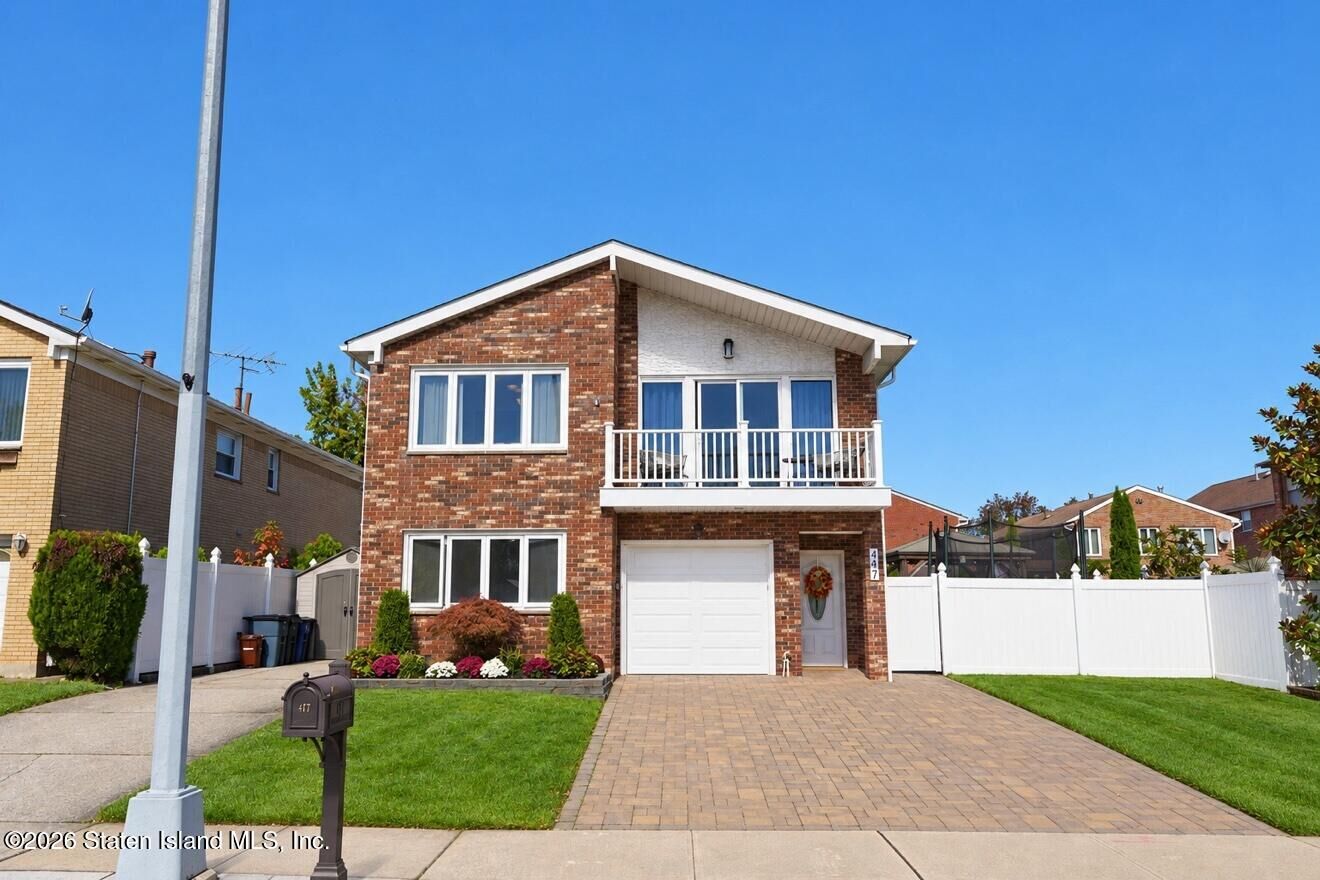 Property Photo:  477 Vineland Avenue  NY 10312 