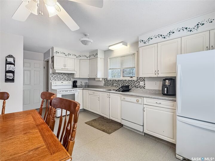 Property Photo:  117 Hudek Avenue W  SK S0J 1A0 
