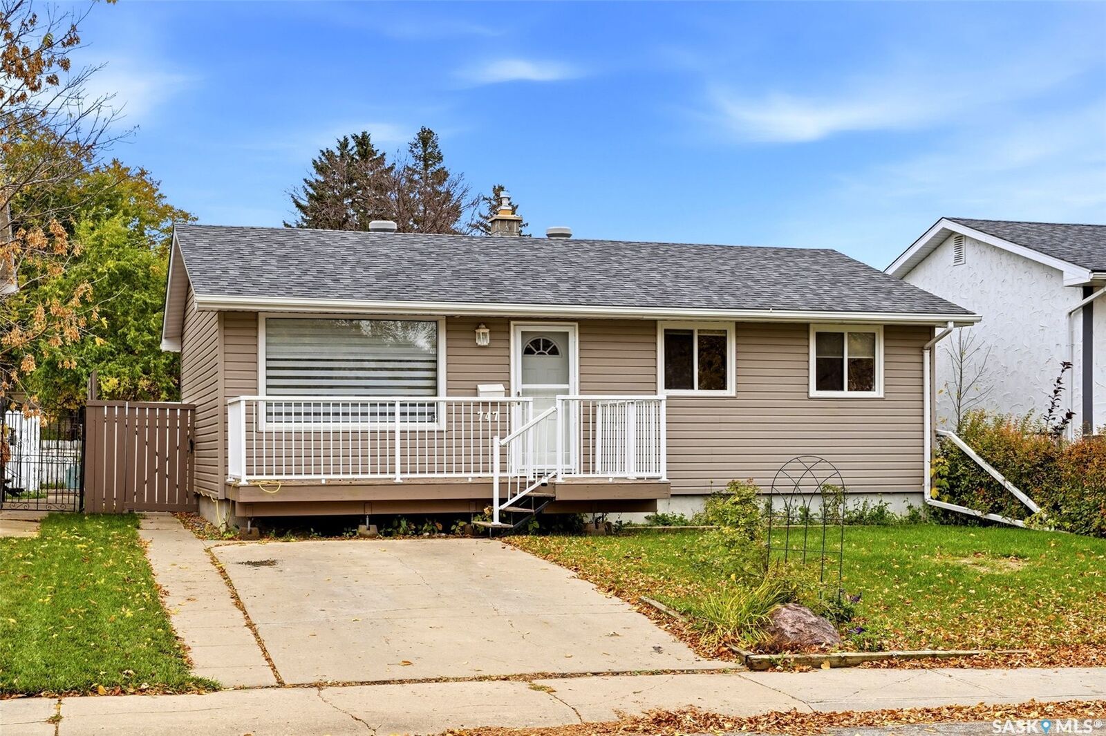 Property Photo:  747 Sneddon Street  SK S4T 6H3 