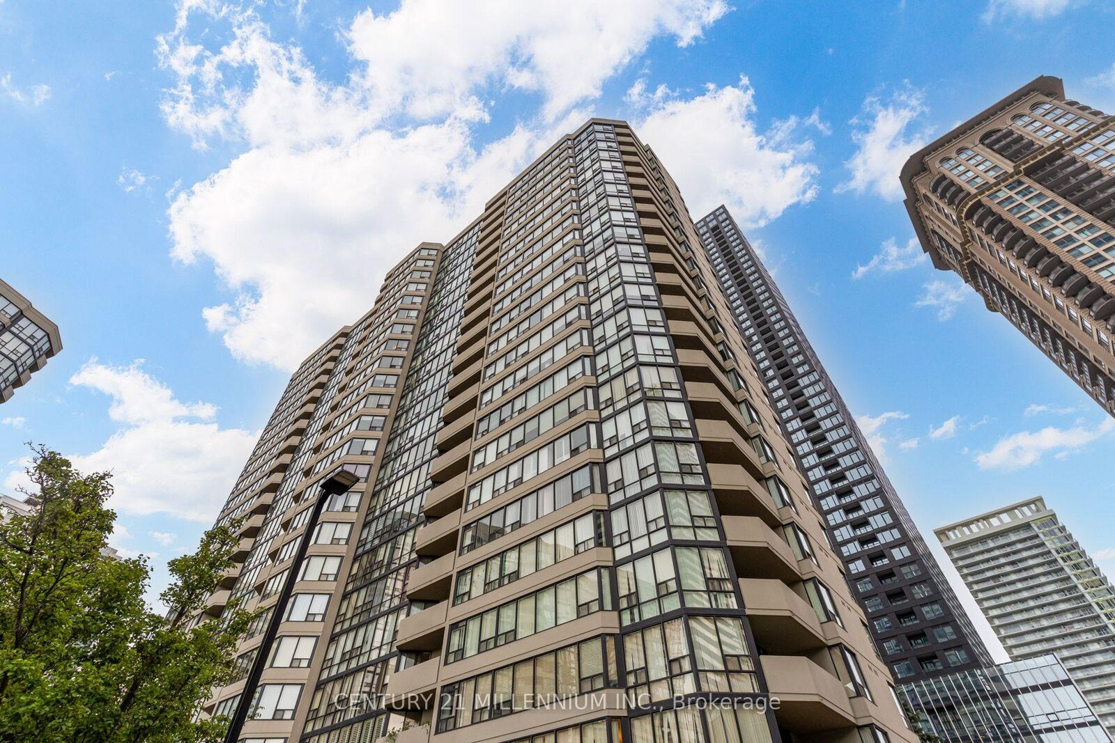 Property Photo:  330 Rathburn Road W 705  ON L5B 3Y1 
