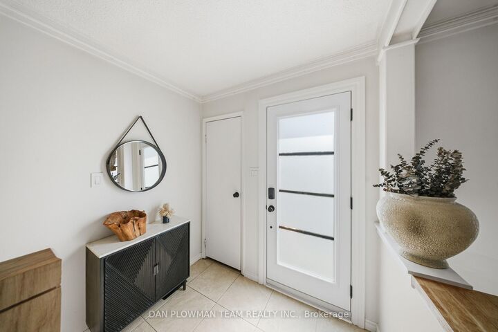 Property Photo:  1204 Southdale Avenue  ON L1H 7Z3 