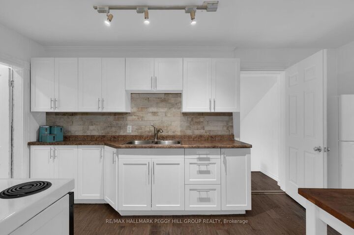 Property Photo:  11 Frances Street N  ON L4N 1Z1 