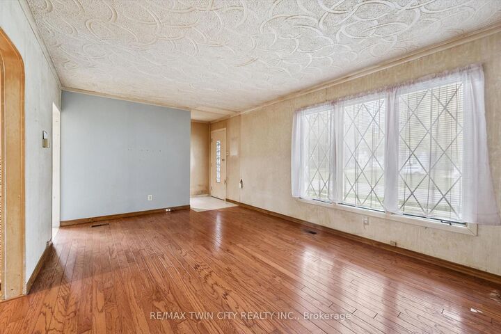 Property Photo:  127 Spadina Road E  ON N2M 3X5 