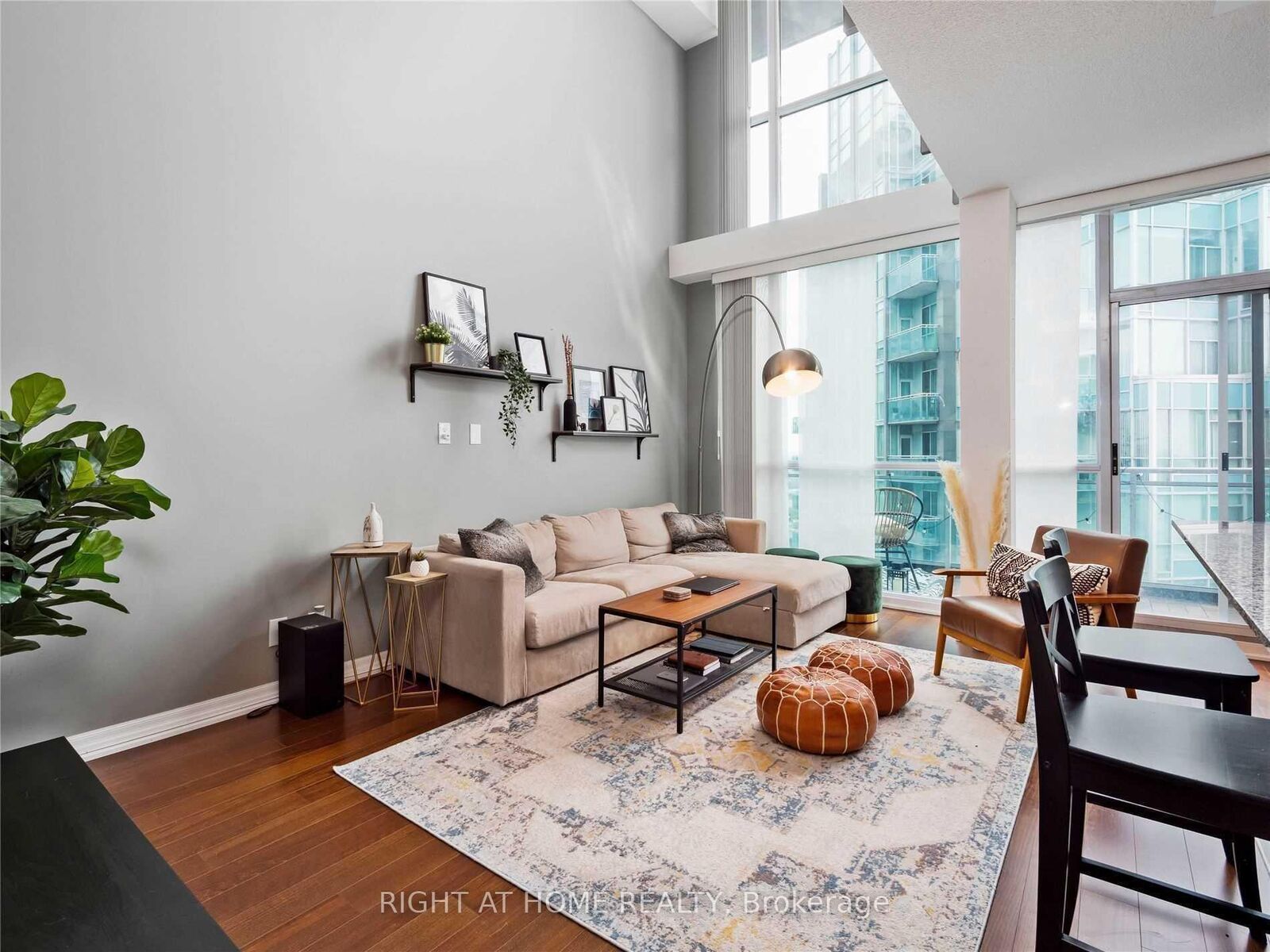 Property Photo:  223 Webb Drive 3101  ON L5B 0E8 