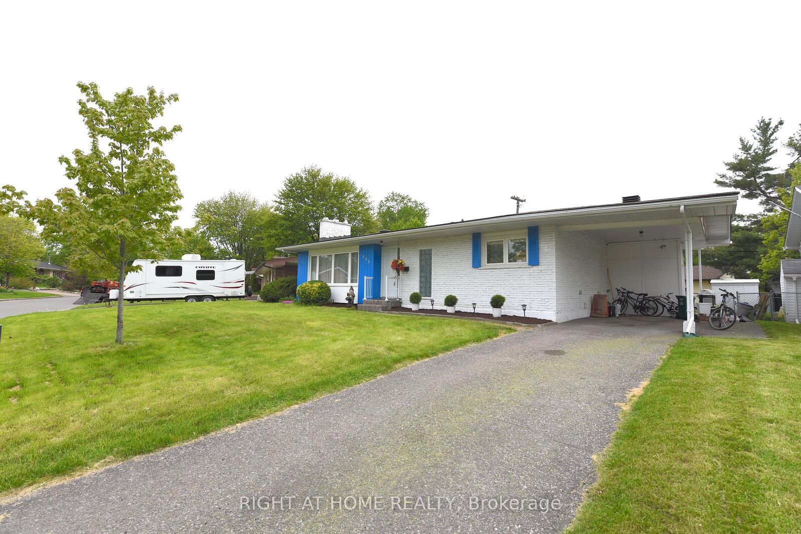 Property Photo:  989 Goren Avenue  ON K1G 2T8 