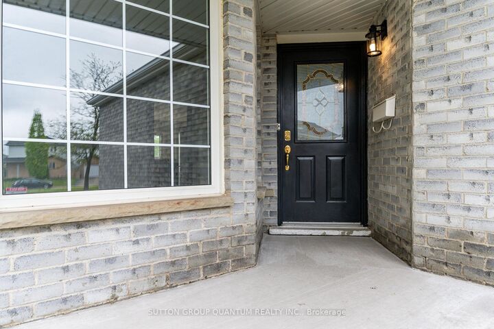 Property Photo:  48 White Sands Court Upper  ON N2E 3S4 