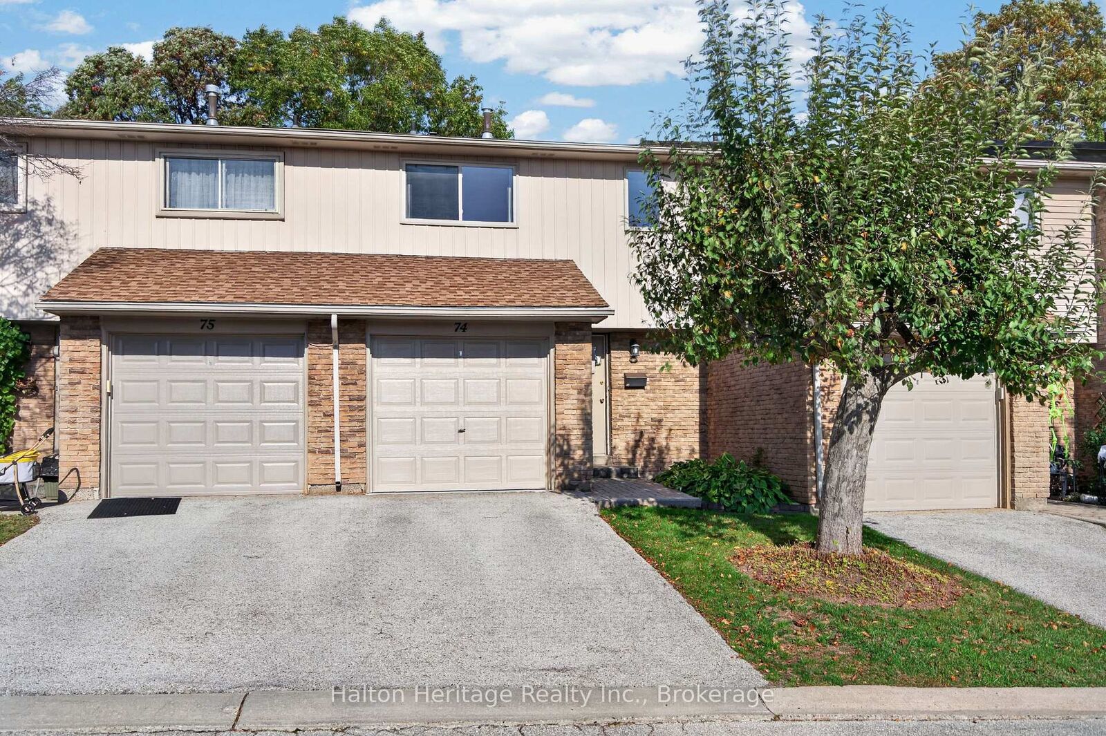 Property Photo:  1556 Lancaster Drive 74  ON L6H 2Z4 