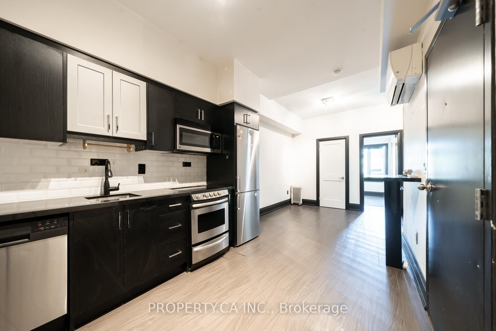 Property Photo:  960 Queen Street W 3  ON M6J 1G8 