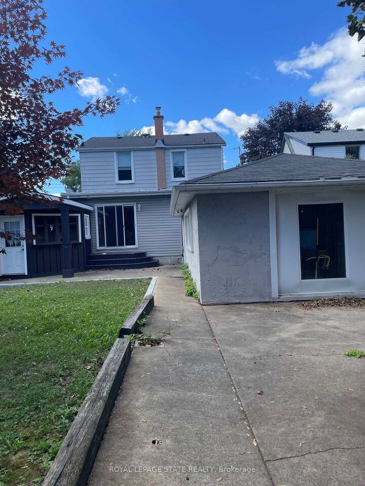 Property Photo:  225 East 14th Street Upper  ON L9A 4B7 