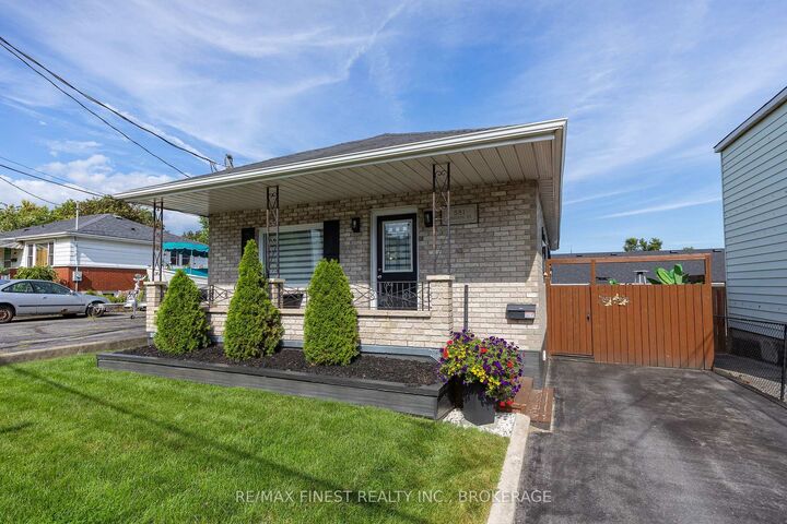 Property Photo:  581 Division Street  ON K7K 4B7 