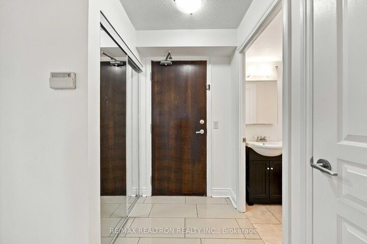 Property Photo:  7 North Park Road 1204  ON L4J 0C9 