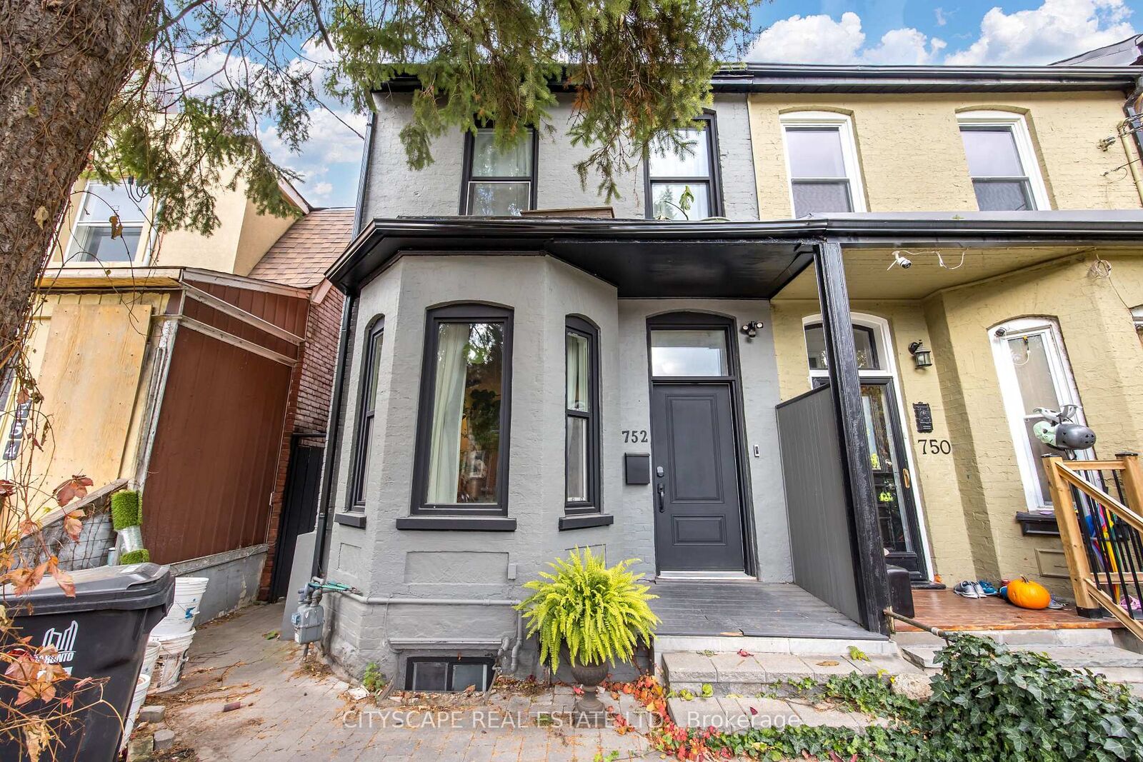 Property Photo:  752 Richmond Street W  ON M6J 1C5 