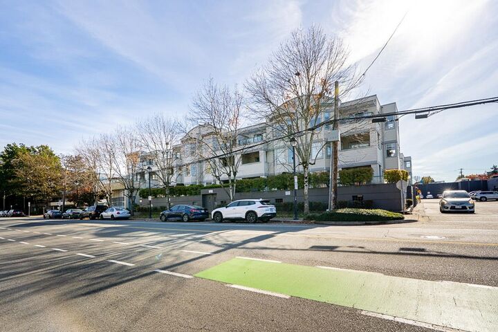 Photo de la propriété:  20860 56 Avenue 213  BC V3A 3Z1 