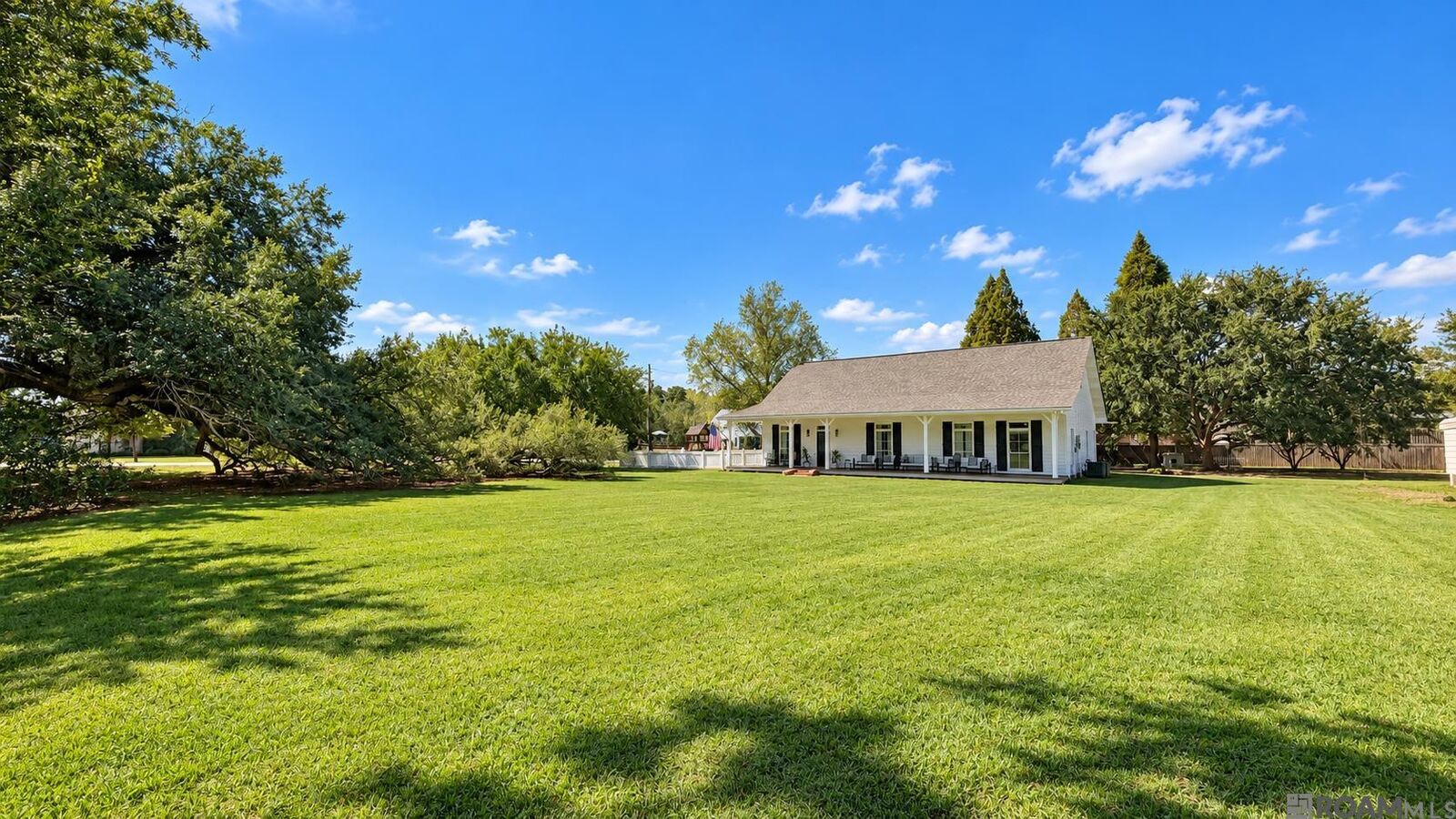 Property Photo: 13081 Bluff Rd LA 70734