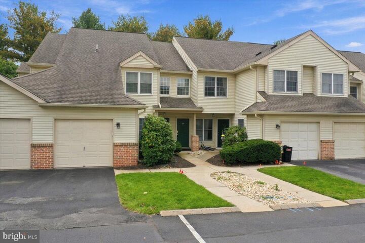 Property Photo: 112 Lindfield Circle PA 18062