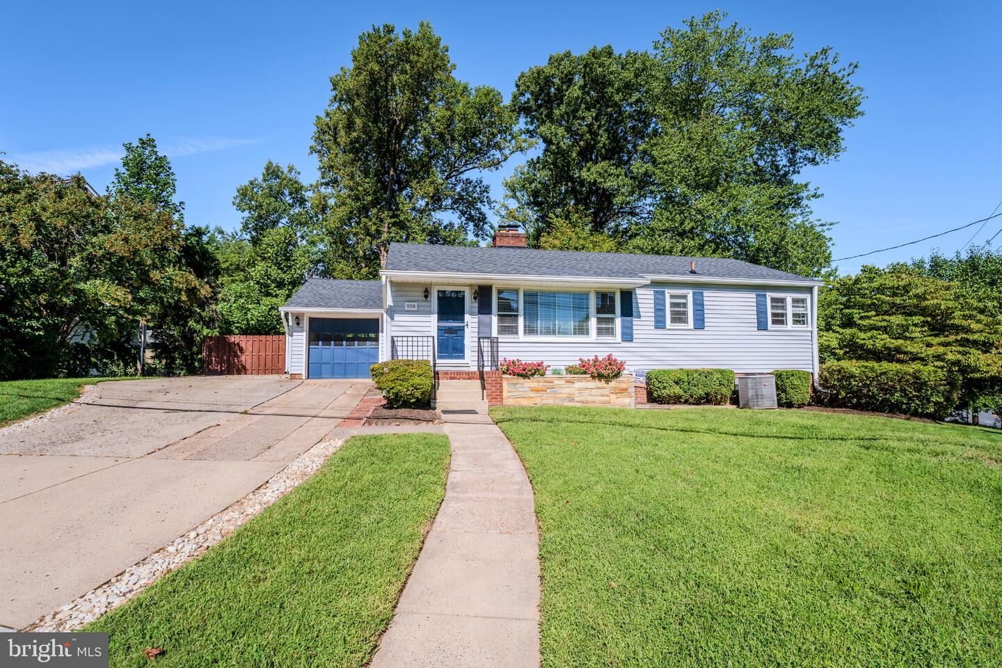 Property Photo:  998 N Roosevelt Street  VA 22046 