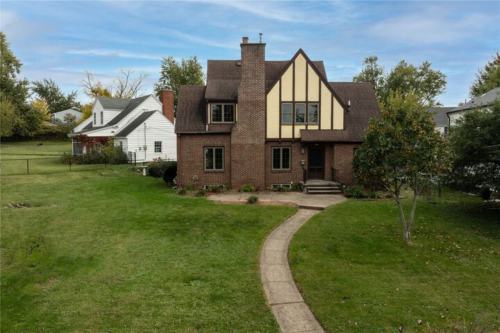Property Photo:  2445 5th Avenue SE  IA 52403 