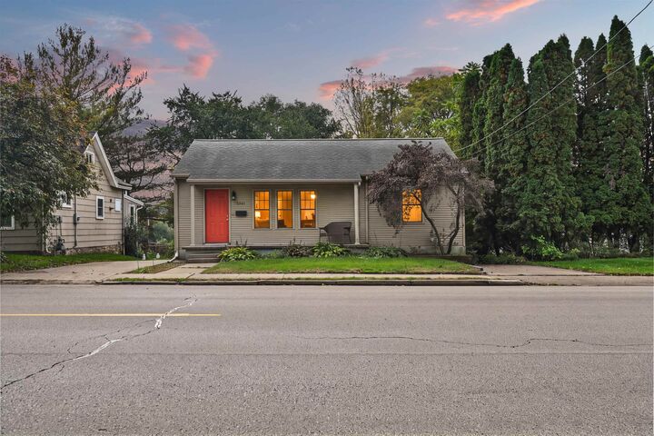 Property Photo:  1341 S Grandview Avenue  IA 52003 