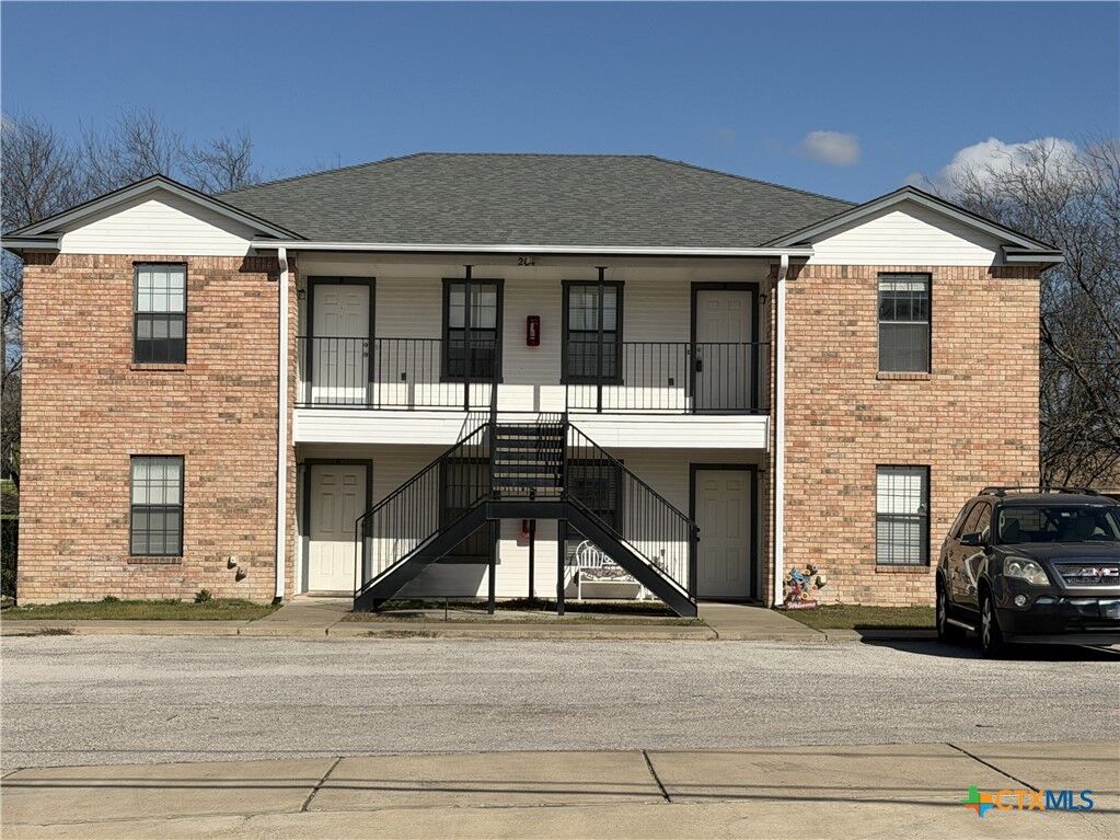 Property Photo: 204 W Truman Avenue B TX 76522