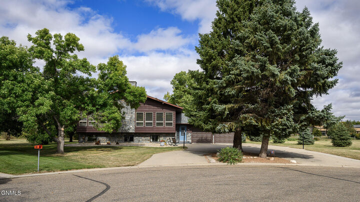 Property Photo: 319 5th Avenue NW ND 58545