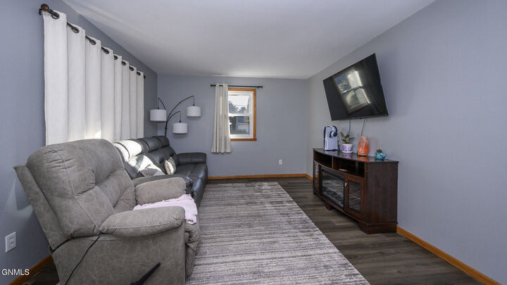 Property Photo:  909 1st Street SE  ND 58554 