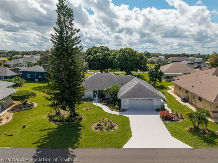 Property Photo:  10 Somerset Lane  FL 33852 