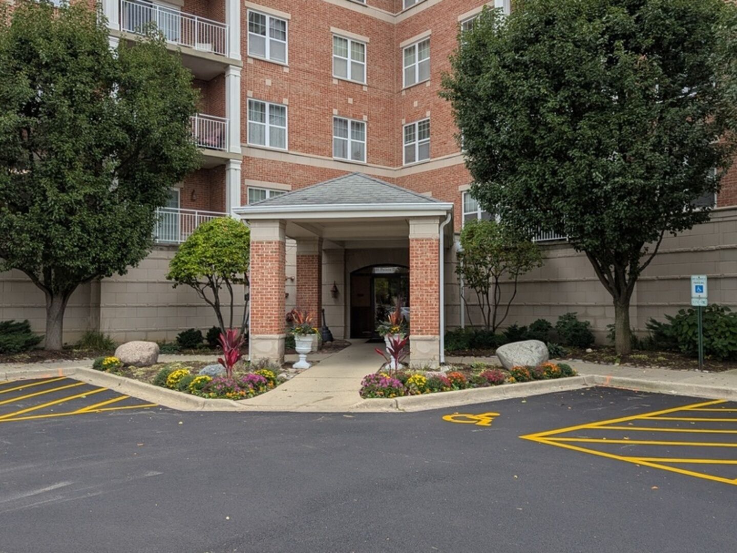 Property Photo:  101 Pointe Drive 203  IL 60062 