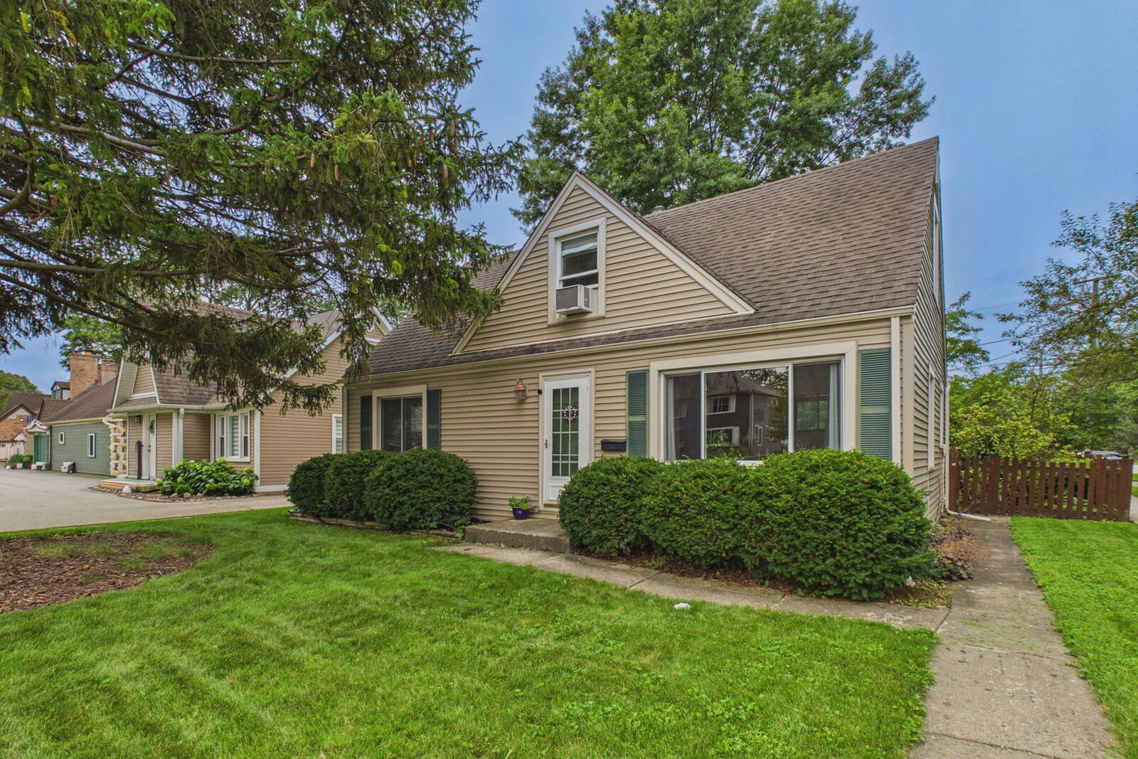 Property Photo:  520 N Eastwood Avenue  IL 60056 