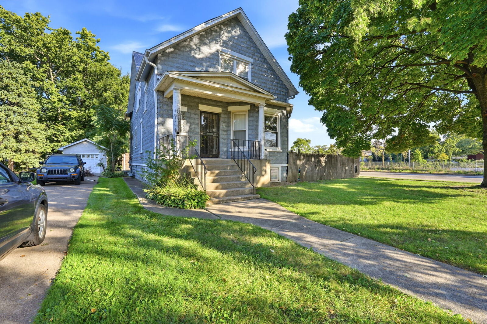 Property Photo: 1717 S 7th Avenue IL 60153