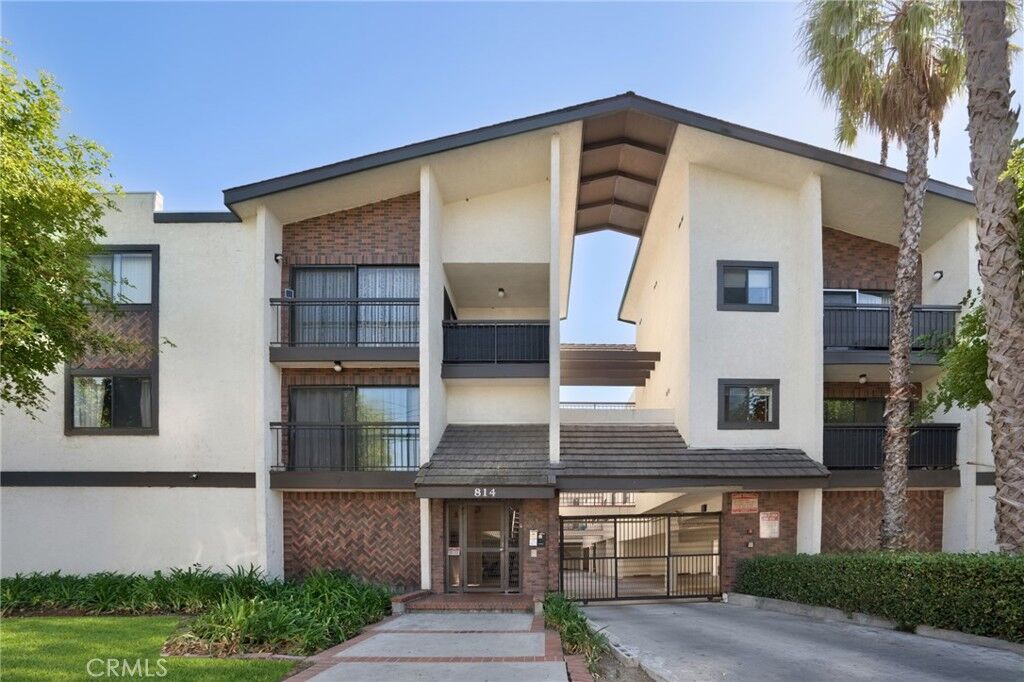 Property Photo:  814 E Windsor Avenue 104  CA 91205 