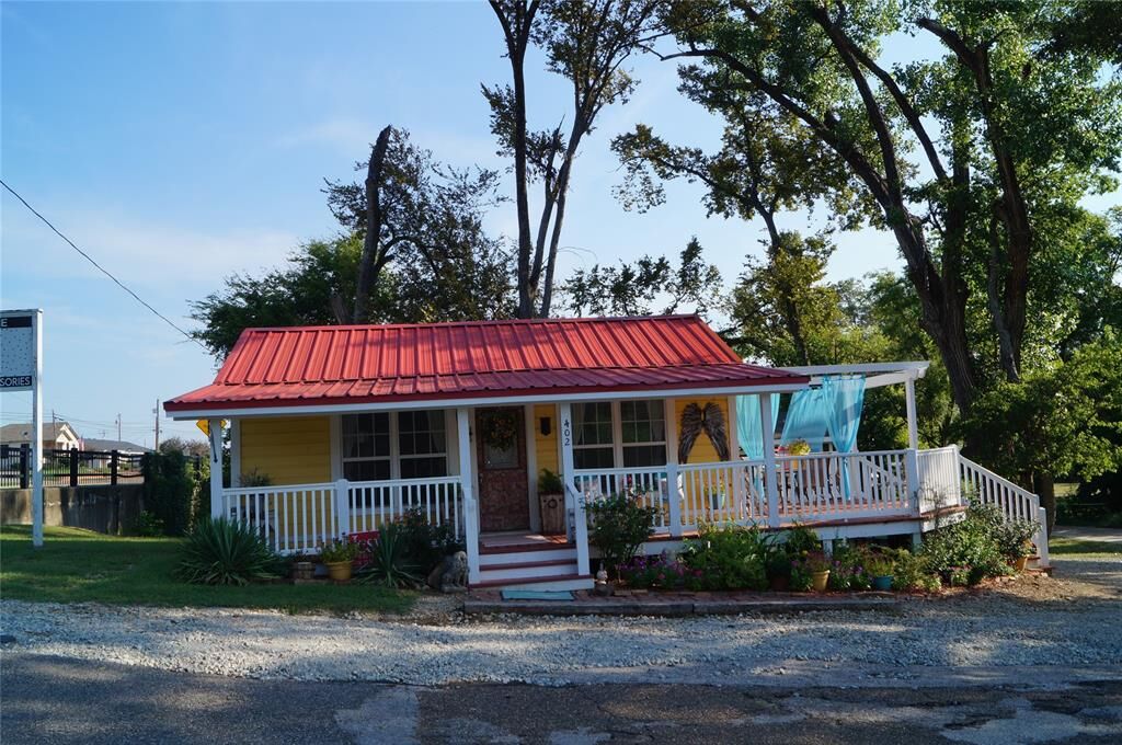 Property Photo:  402 E College St  TX 75103 