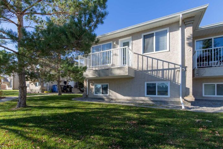 Property Photo:  5 Tartan Boulevard W 5  AB T1J 5Y5 