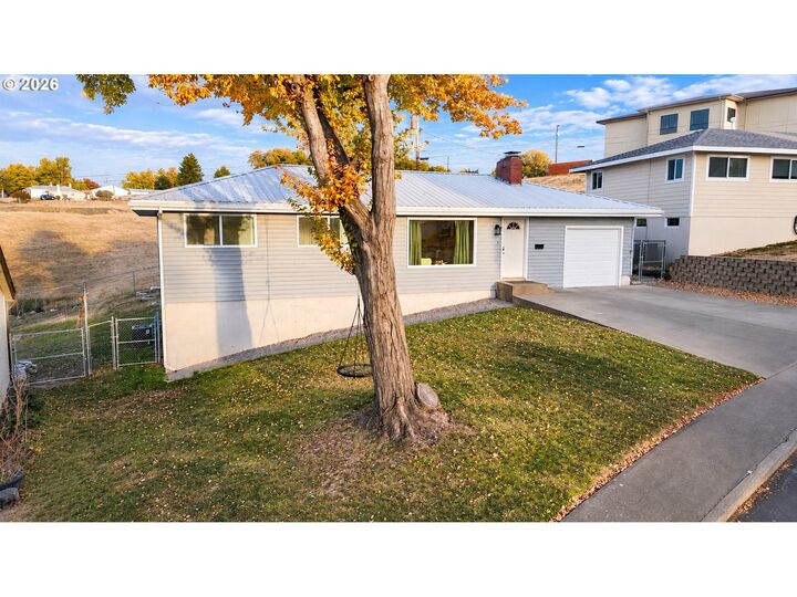 Property Photo:  920 SW 33rd St  OR 97801 