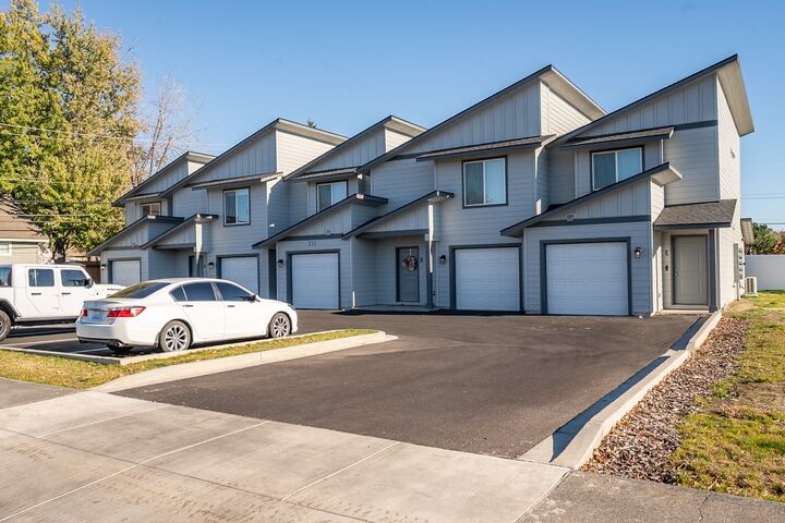 Property Photo:  211 E 6th Avenue  WA 98837 