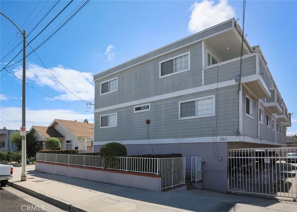 Property Photo:  257 W 14th 1  CA 90731 