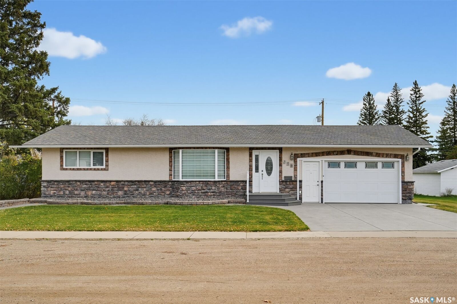 Property Photo:  306 3rd Street E  SK S0K 4N0 