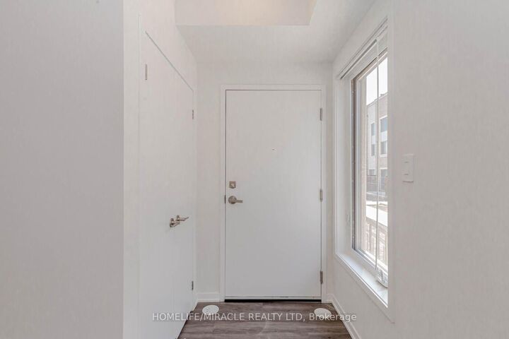 Property Photo:  11 Honeycrisp Crescent 5  ON L4K 0N6 