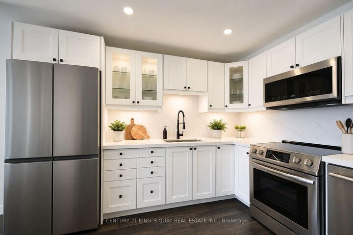 Property Photo:  25 Agnes Street 502  ON L5B 3X7 